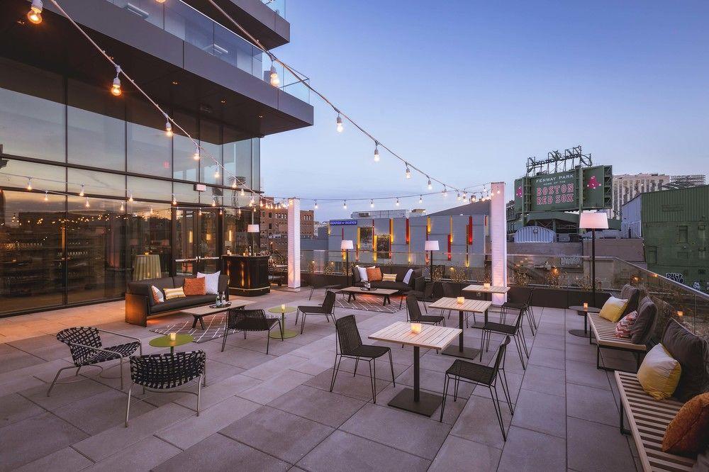 Hotel Commonwealth Boston Eksteriør billede The rooftop lounge at the Hotel Commonwealth