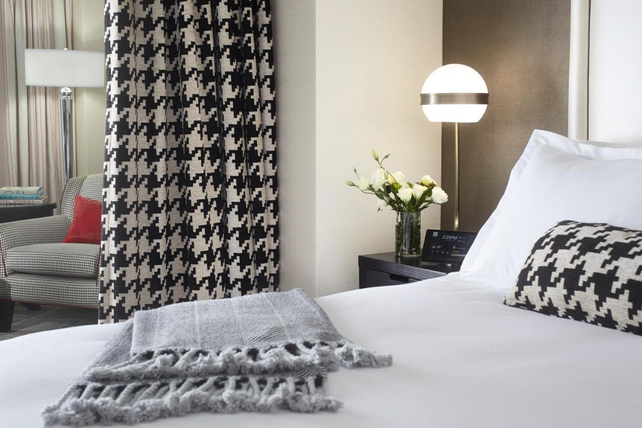 Hotel Commonwealth Boston Eksteriør billede A bedroom at the hotel