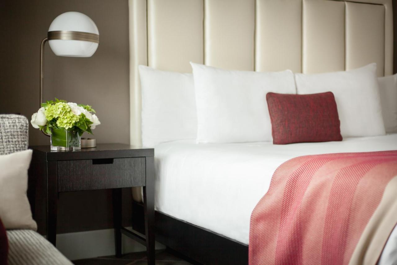 Hotel Commonwealth Boston Eksteriør billede A bedroom at the Mandarin Oriental Washington DC