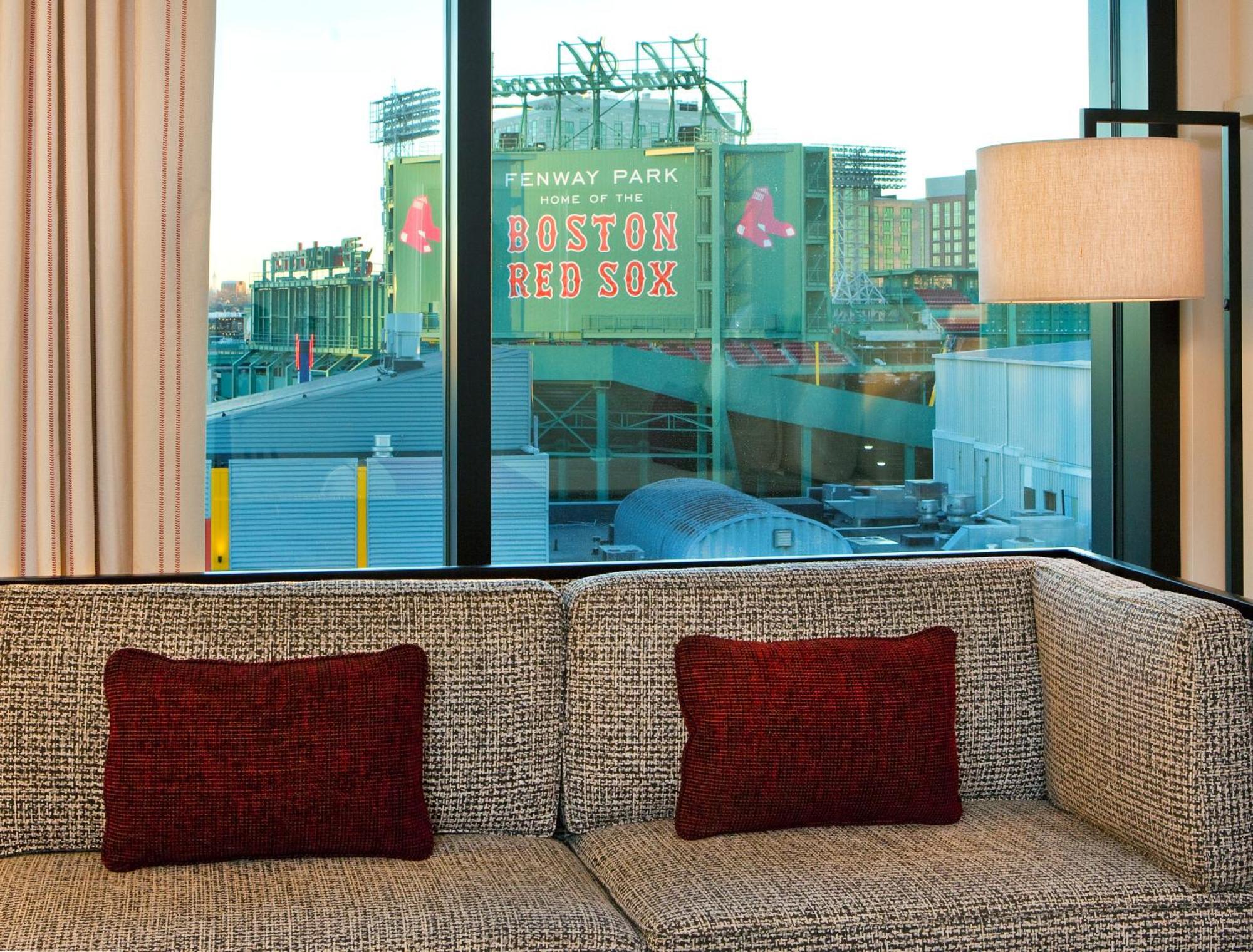 Hotel Commonwealth Boston Eksteriør billede View of Fenway Park from a guest room at the Hotel Commonwealth