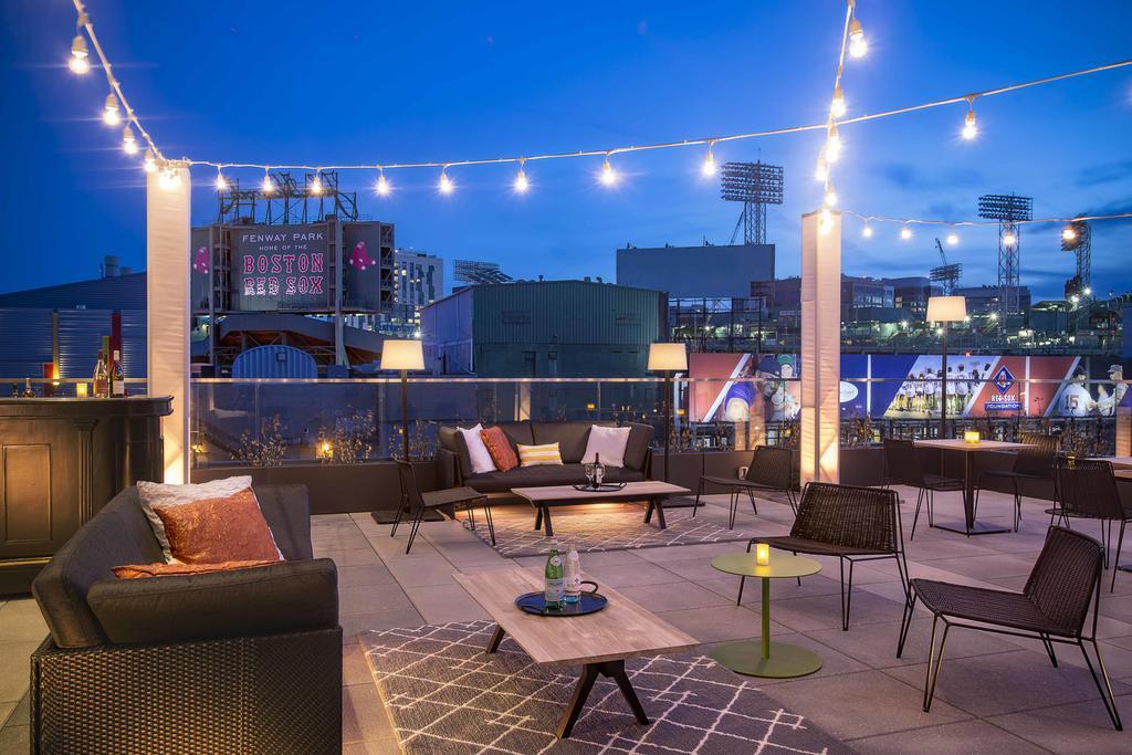 Hotel Commonwealth Boston Eksteriør billede The rooftop bar at the hotel