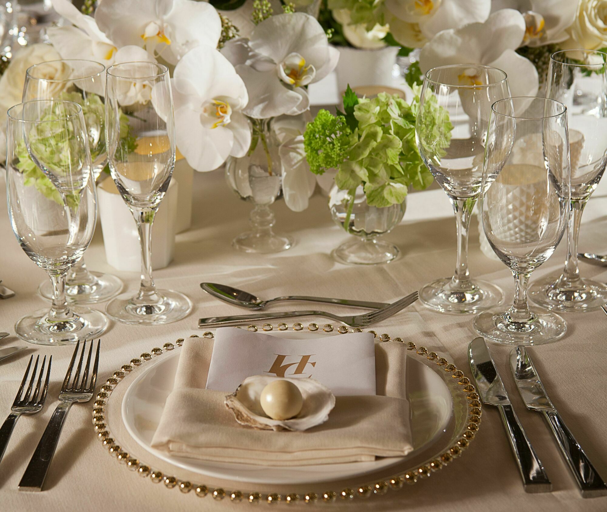 Hotel Commonwealth Boston Eksteriør billede Place setting with a place card