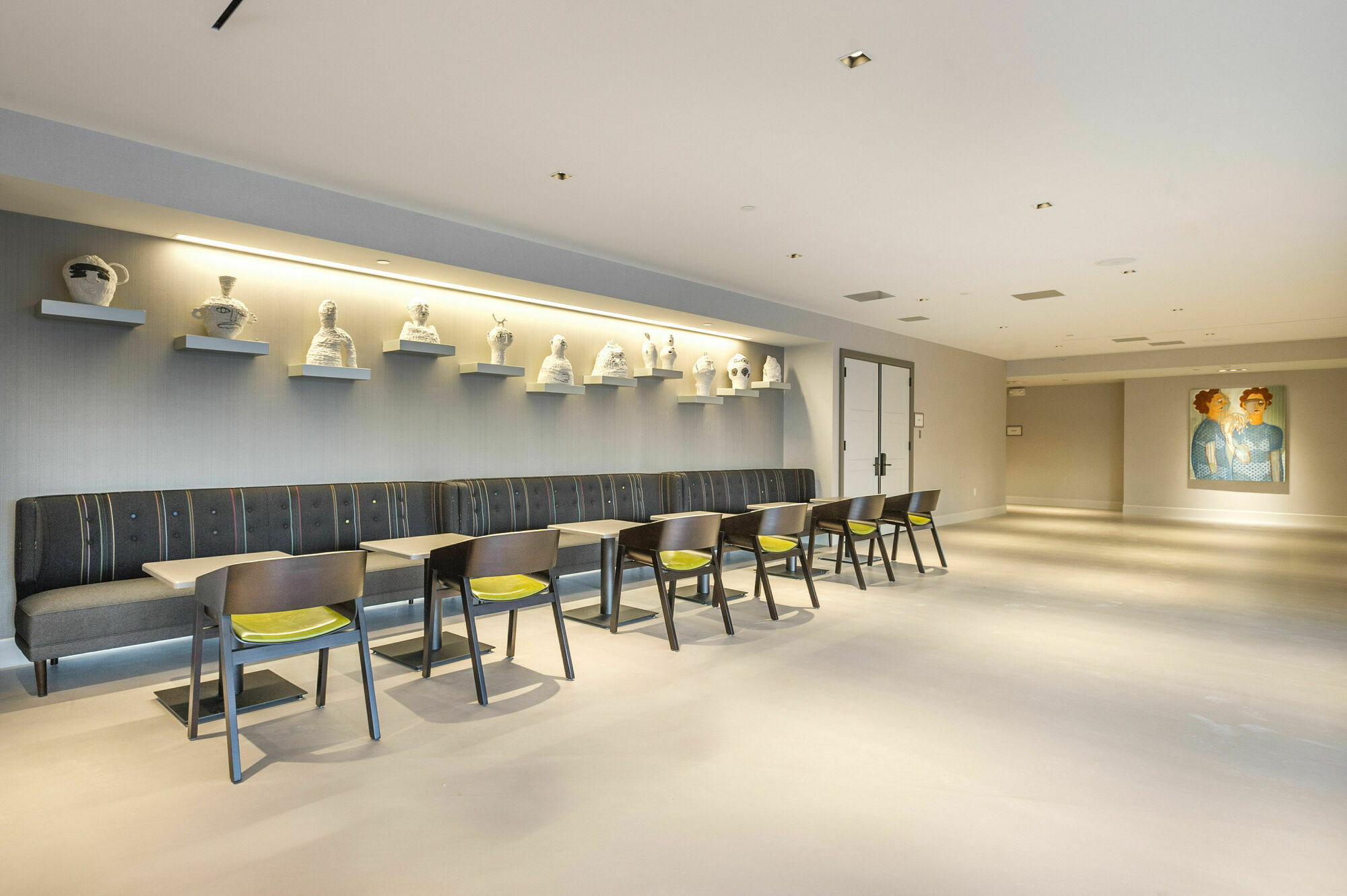 Hotel Commonwealth Boston Eksteriør billede The interior of the 10000 m2 (107,600 sq ft) building