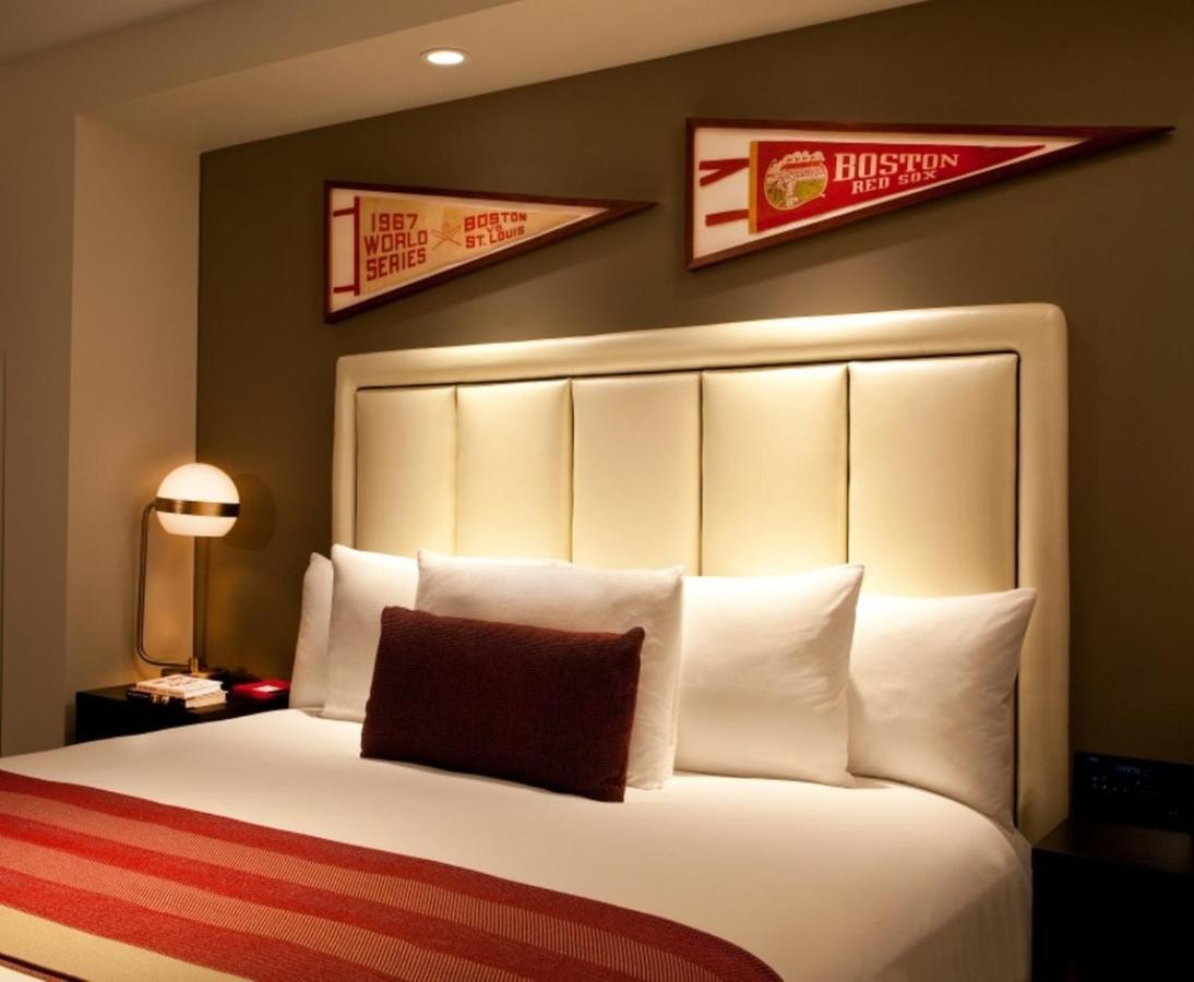 Hotel Commonwealth Boston Eksteriør billede A guest room at the Hotel Commonwealth