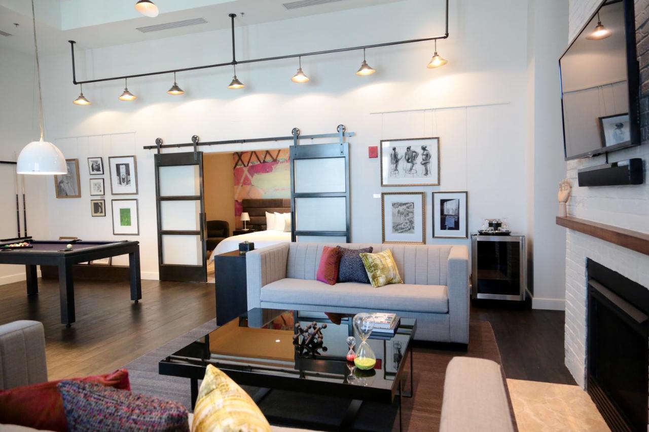 Hotel Commonwealth Boston Eksteriør billede A living room with a sliding barn door
